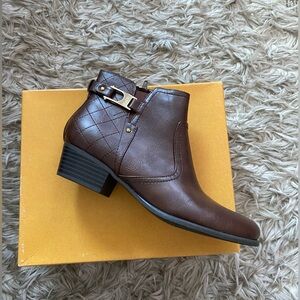 NWT Unisa Brown Quilted Booties